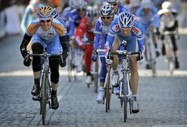 Tyler Farrar (Garmin-Transitions) holds off the Skil-Shimano riders to win stage 3a