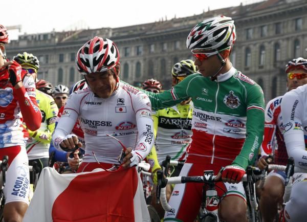 Giovanni Visconti comforts his Farnese Vini-Neri Sottoli teammate Takashi Miyazawa at the start in Milan.