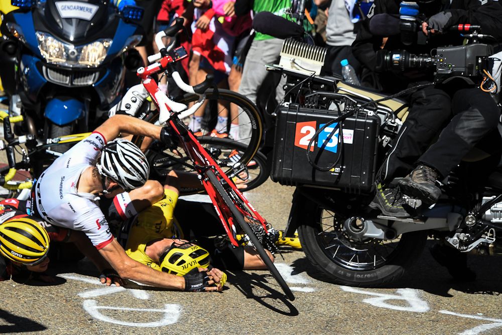 Carnage on Ventoux as Froome, Porte and Mollema go down.
