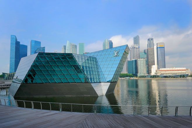 A glass-and-steel pavilion Moshe Safdie