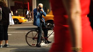 bill cunningham taking a photo