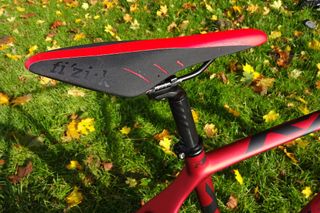 The RX Team is rounded off with a Fizik Arione saddle
