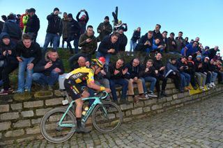 Mike Teunissen is dropped on the Muur