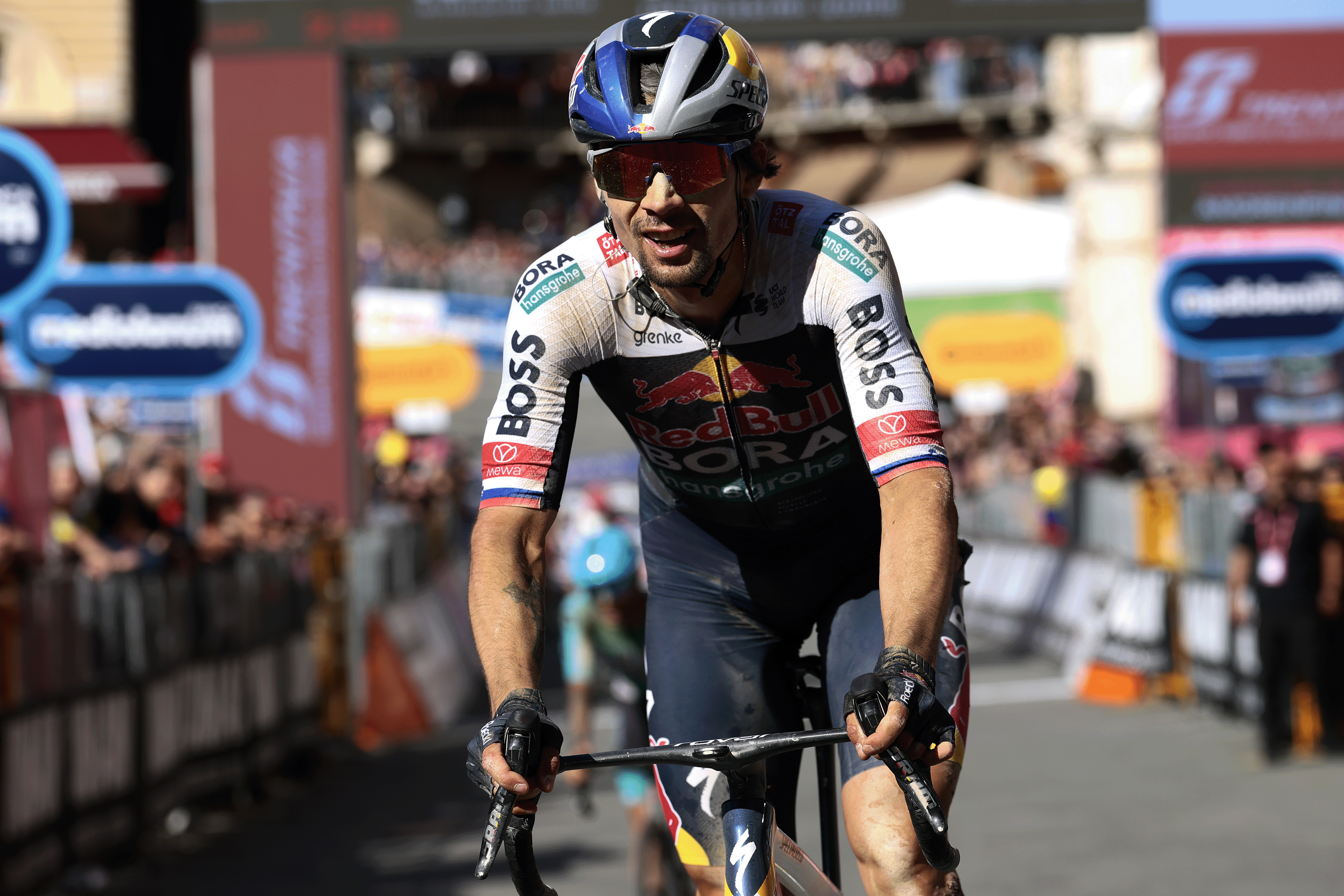 Primož Roglič arrives in Siena after a day of bad luck