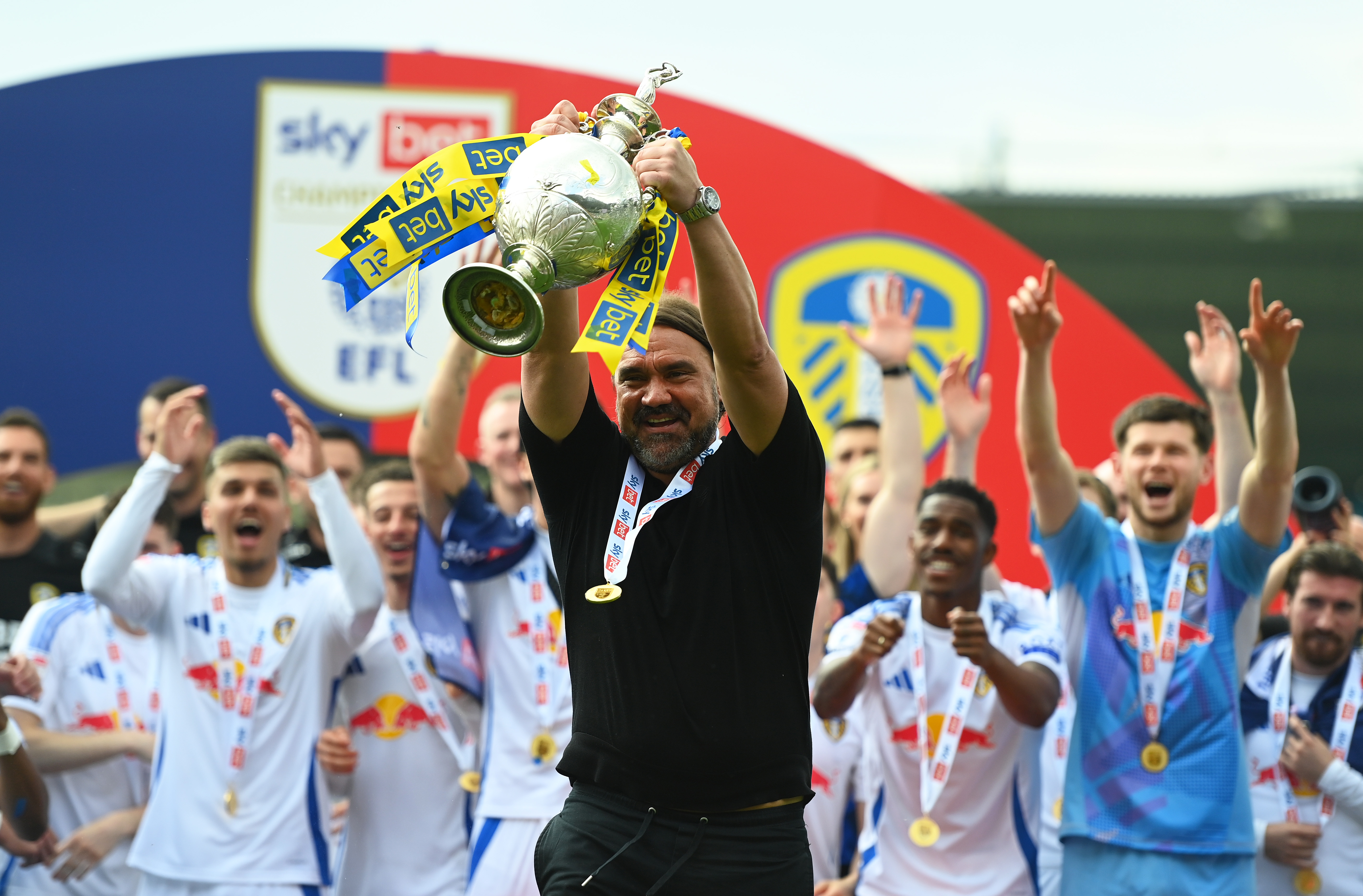 Daniel Farke celebrates with the Championship trophy
