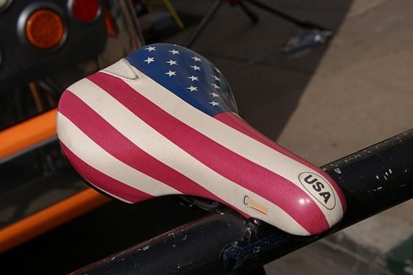 Zabriskie's spare bike was topped by this custom-covered fi'zi:k saddle.