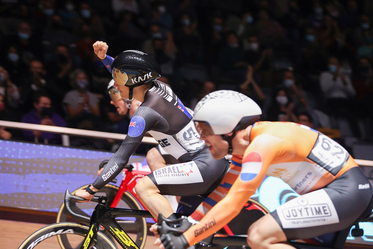 Picture by Alex Whitehead/SWpix.com - 06/11/2021 - Cycling - UCI Track Champions League Round 1 - Mallorca / Vel&Atilde;&sup2;drom Illes Balears, Palma, Spain - New Zealand's Corbin Strong wins the men's scratch race.