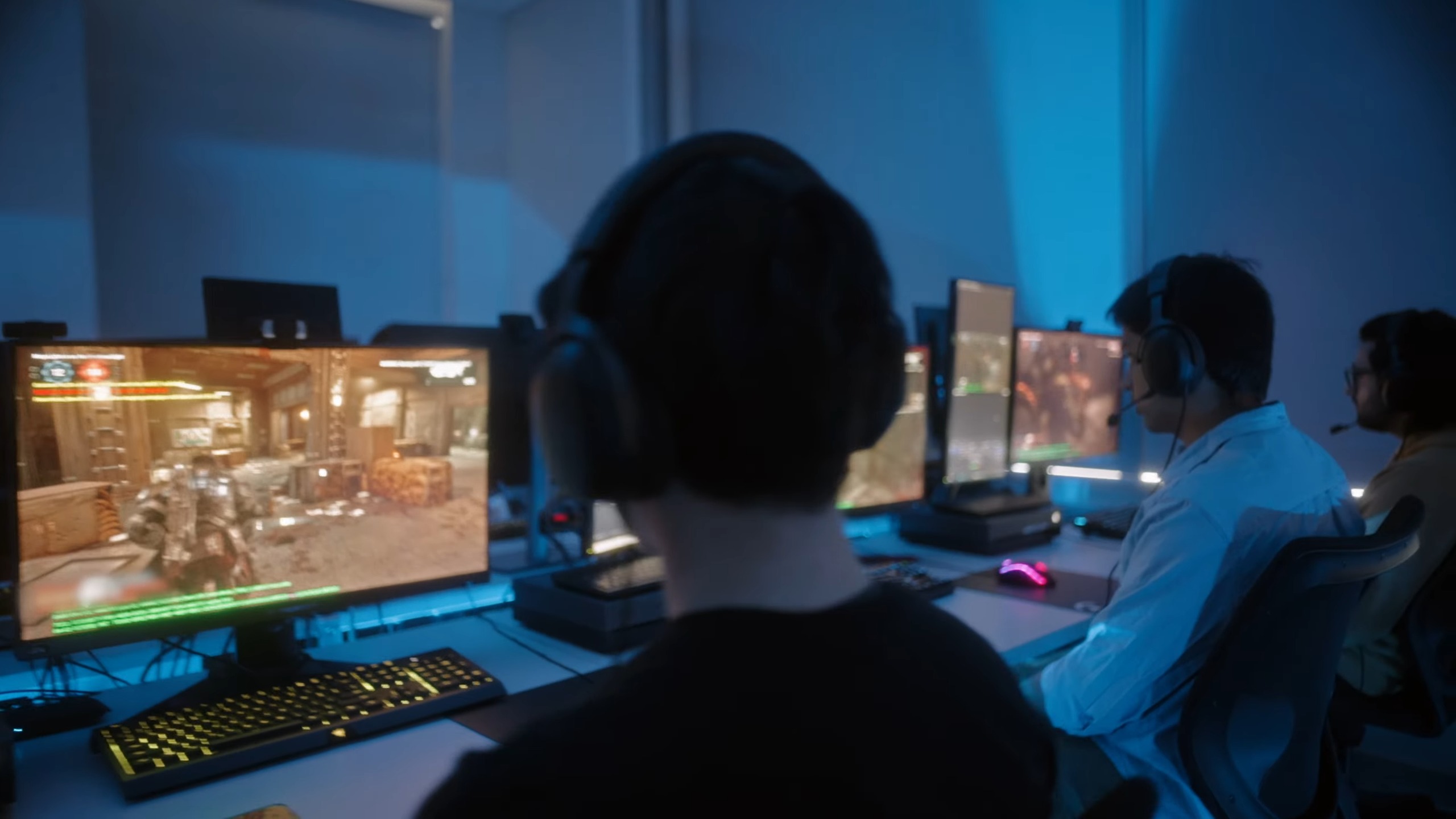 Gamers playing Gears of War multiplayer