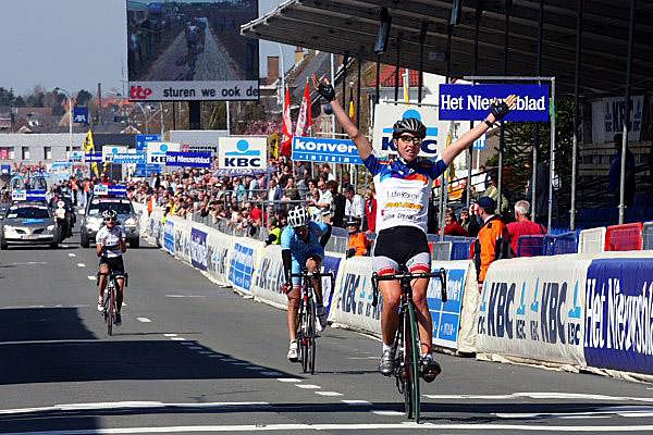 Nicole Cooke wins the 2007 Tour of Flanders Women