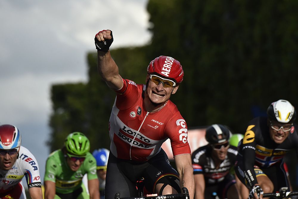 Andr&eacute; Greipel (Lotto Soudal) wins on the Champs-Elys&eacute;es
