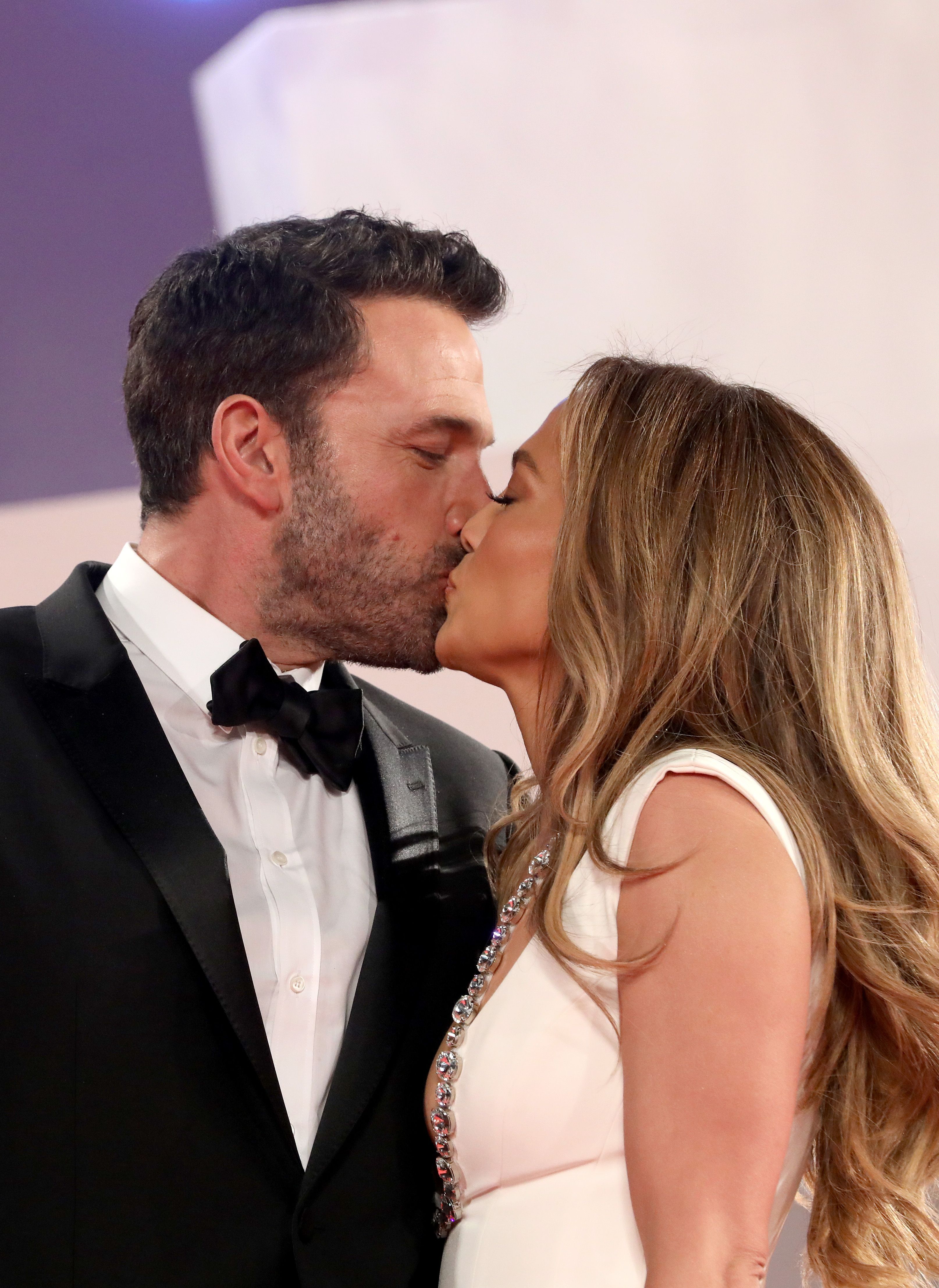 Jennifer Lopez a Ben Affleck se líbají na premiéře Posledního duelu.