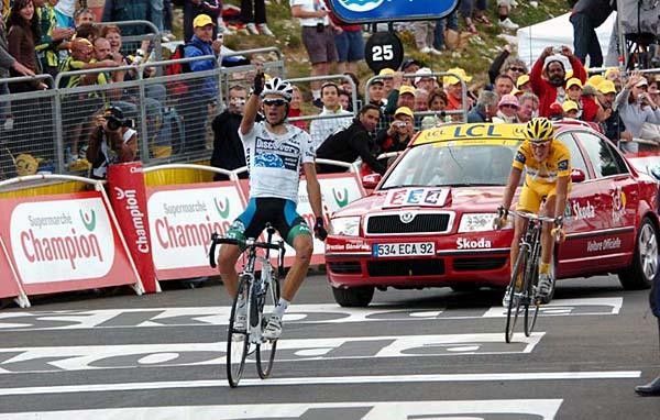 Alberto Contador (Discovery Channel) wins on the Plateau de Beille.
