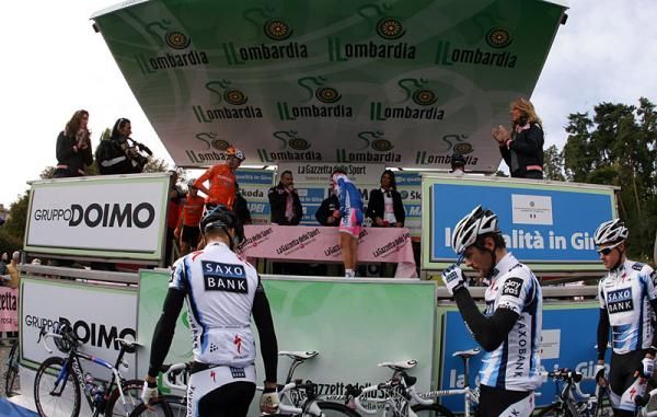 Team Saxo Bank riders arrive at the sign-in stage.