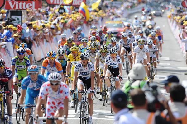 The favourites group with Rinaldo Nocentini (AG2R La Mondiale) finishes stage eight.