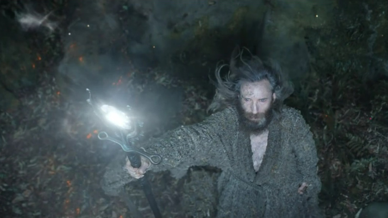 The Stranger usa o cajado do The Dweller contra The Mystics em The Rings of Power episódio 8