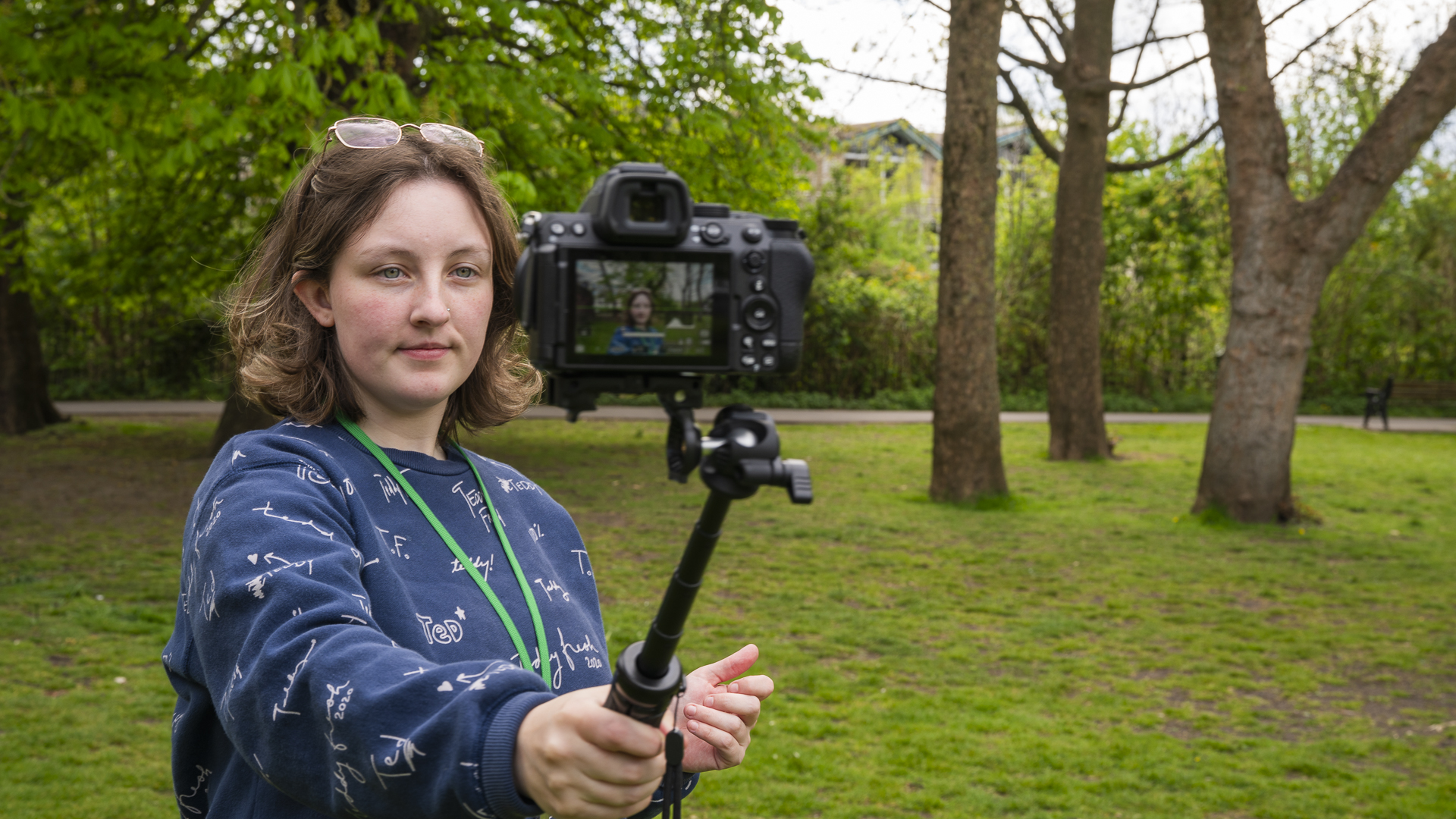 Person using Neewer TP38 as a camera selfie stick