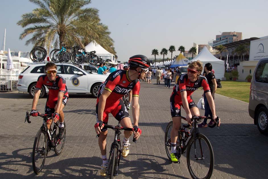 Samuel Sanchez rides to the start