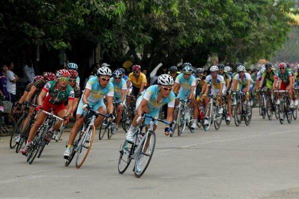 Kazakhstan lead the bunch with 60Km to go.