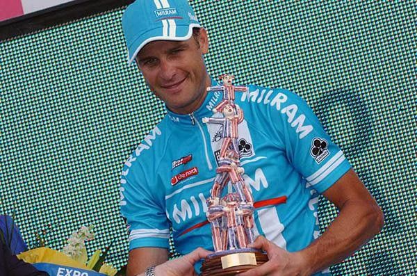 Alessandro Petacchi (Milram) awarded on the podium with a strange trophy.