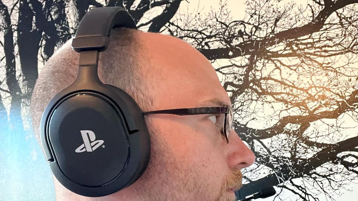 Trust Forta gamingheadset mot marmorerat bord