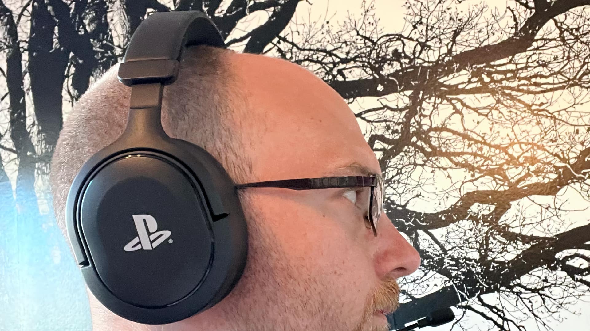 Trust Forta gamingheadset mot marmorerat bord