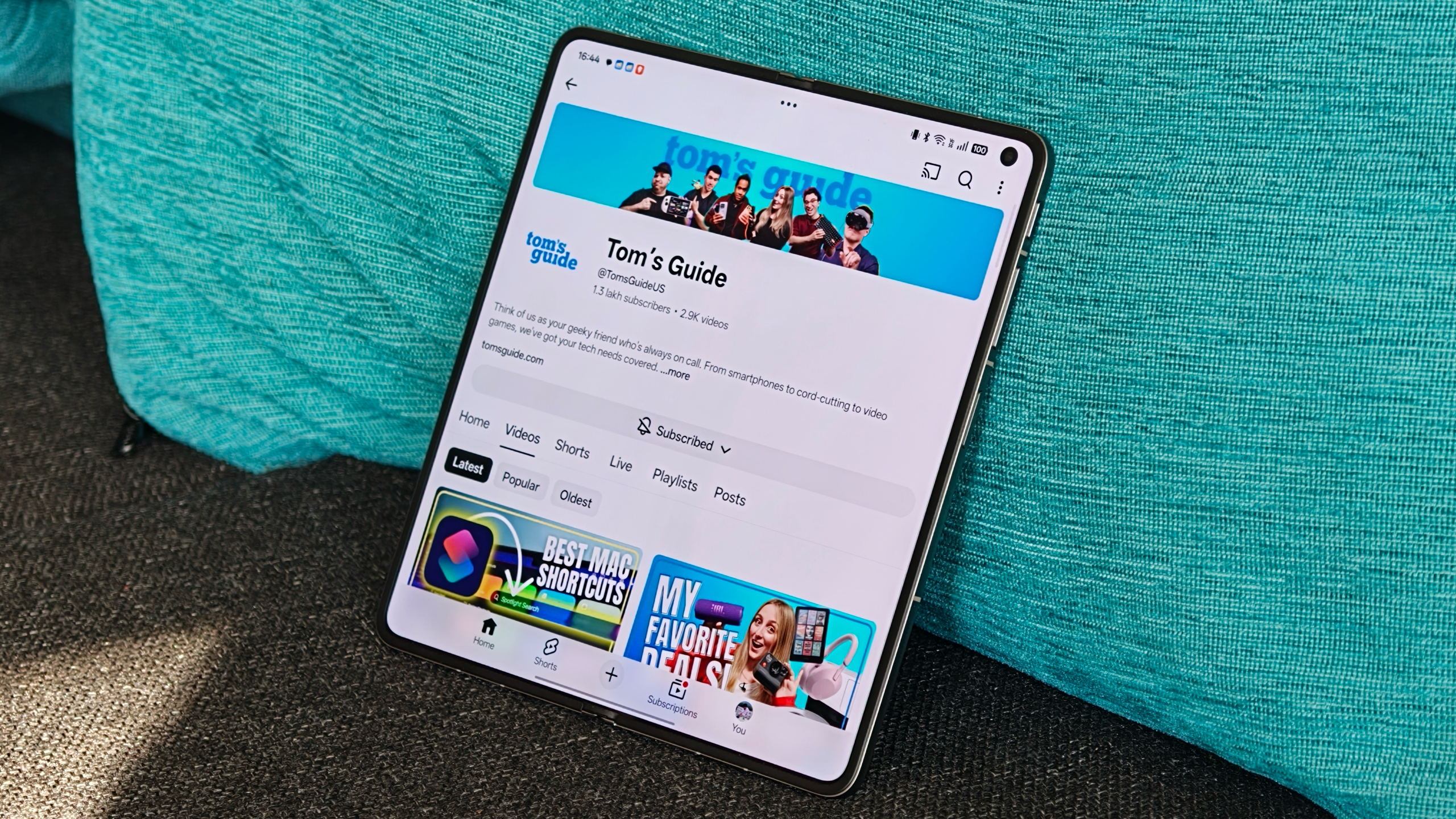 تصاویر دستی که تلفن Oppo Find N6 و انحنا را از زوایای مختلف نشان می دهد