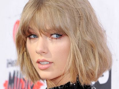 Taylor Swift copper eye makeup at iHeart Music Awards 2016