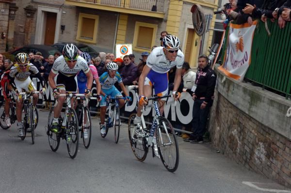 Evans (BMC) would come around Gesink (Rabobank) before the finish line
