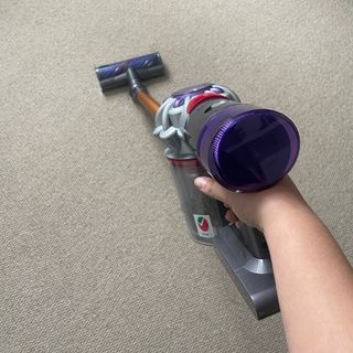 Using the Dyson V8 Absolute on cream carpet