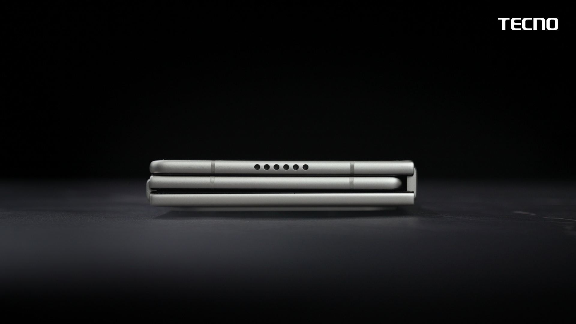The TECNO G Fold concept features an inward folding "G" mechanic, that looks like a snake.