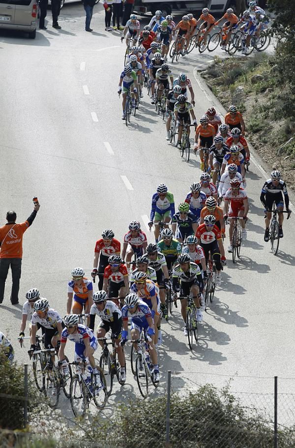 The peloton speeds through the feedzone