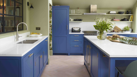 A kitchen with blue painted kitchen cabinets