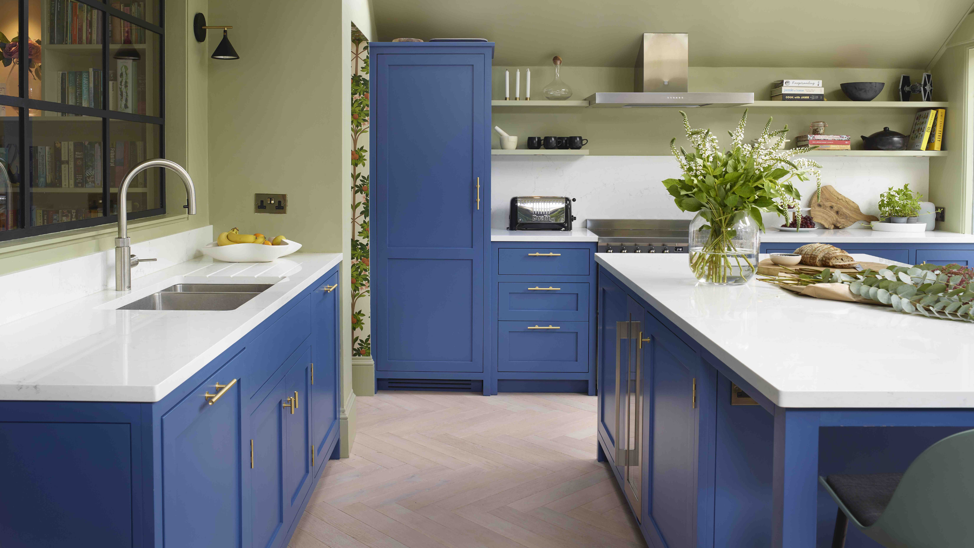 A kitchen with blue painted kitchen cabinets