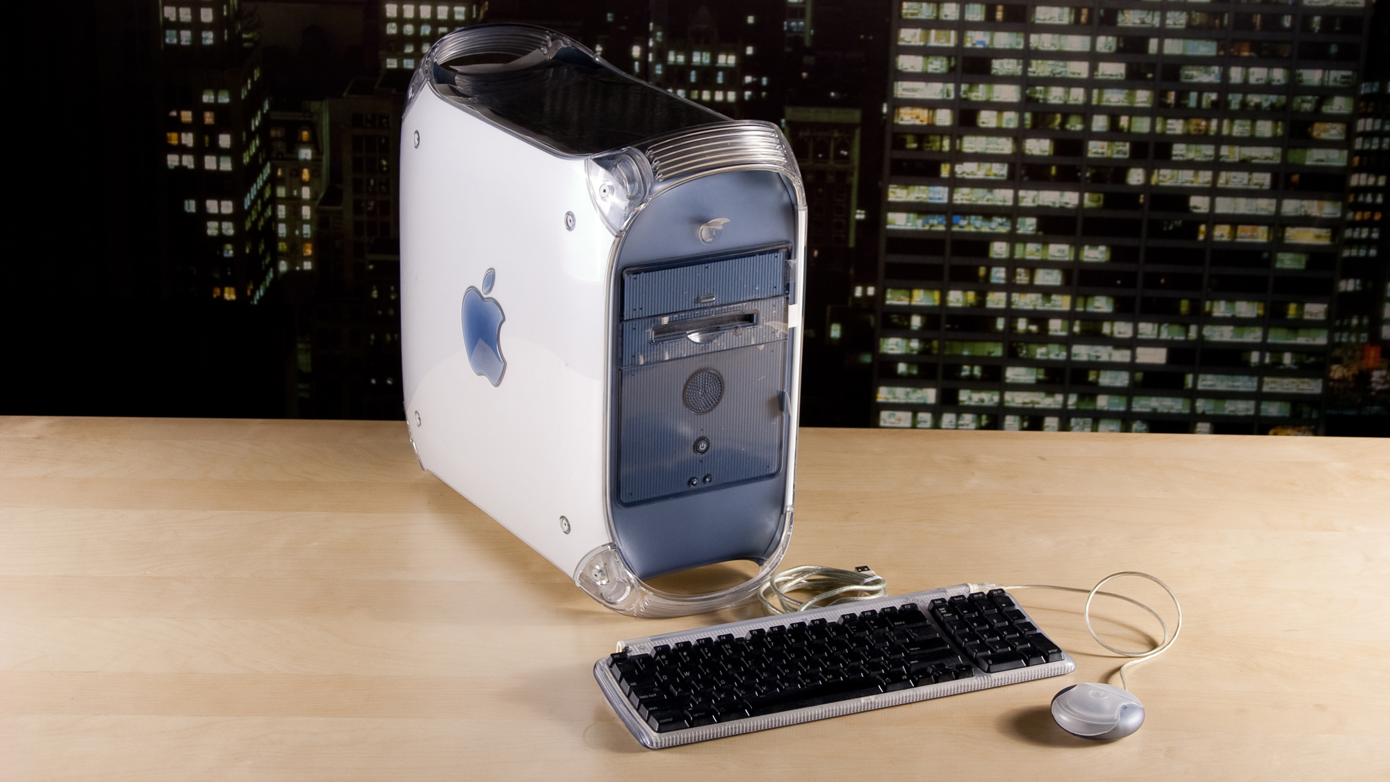 مک جی 4 با صفحه کلید و ماوس روی میز برق