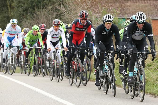 The main peloton quickly lost ground