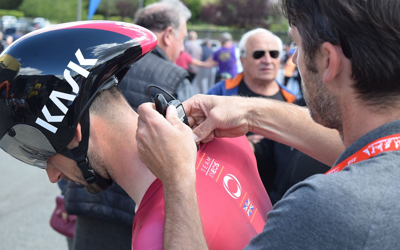 Servais Knaven sets Wout Poels' radio to the correct channel ahead of the Dutchman's effort