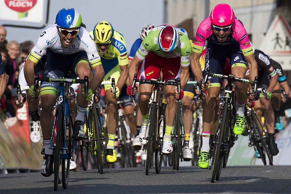Michael Matthews (Orica-GreenEdge) battles Davide Cimolai (Lampre-Merida) for the win