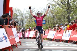 Stage 5 - La Vuelta Femenina: Vollering beats Van Vleuten to win stage 5 atop Mirador de Peñas Llanas