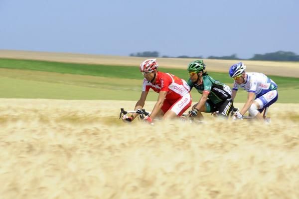 David Moncoutie (Cofidis), Yukiya Arashiro (Europcar) and Anthony Delaplace (Saur-Sojasun), left-right, on the attack.