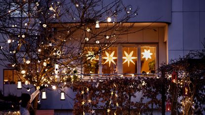 Christmas window lighting ideas IKEA Christmas window ideas with paper stars