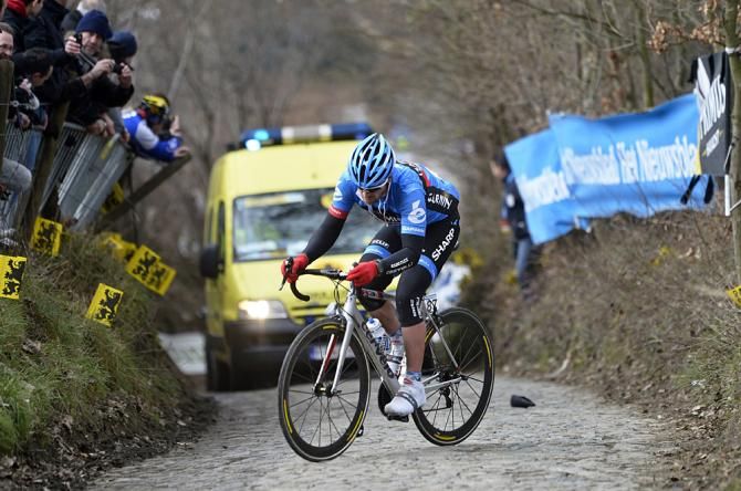 Sebastian Rosseler (Garmin-Sharp) snakes his way up the Koppenberg