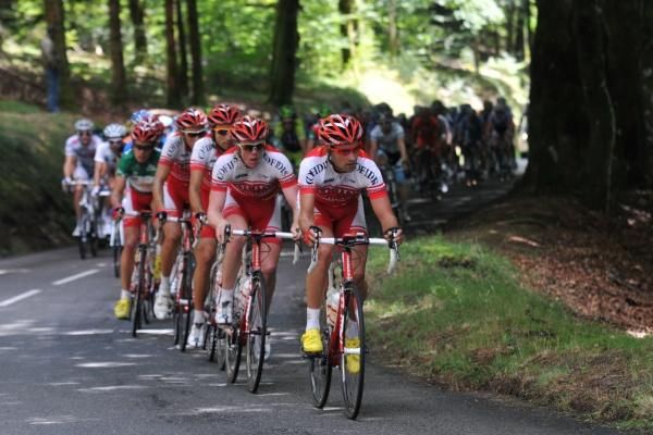 Cofidis control affairs on the front of the bunch