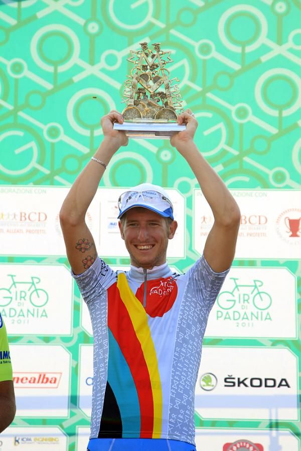 The trophy is in the hands of Sacha Modolo (Colnago - CSF Inox)