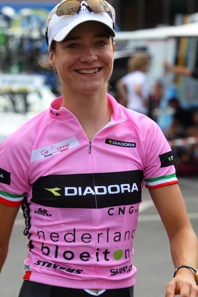 Marianne Vos (Nederland Bloeit) heads to the sign on