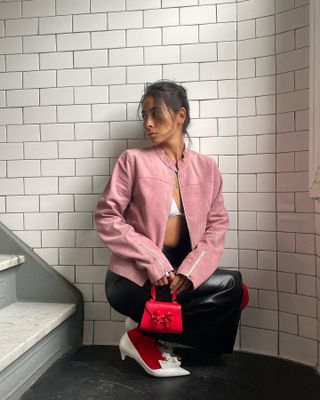 Mode-Influencerin und Stylistin Michelle Li trägt wunderschöne Herbstschuhe mit Socken.