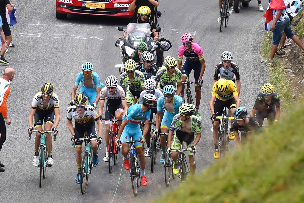Vincenzo Niabli looks back at Chris Froome as the race leader experiences a mechanical problem during stage 19