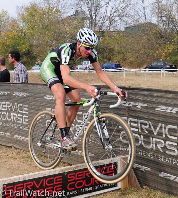 Jeremy Powers (Cannondale-cyclocrossworld.com) had little trouble bunny-hopping the barriers.