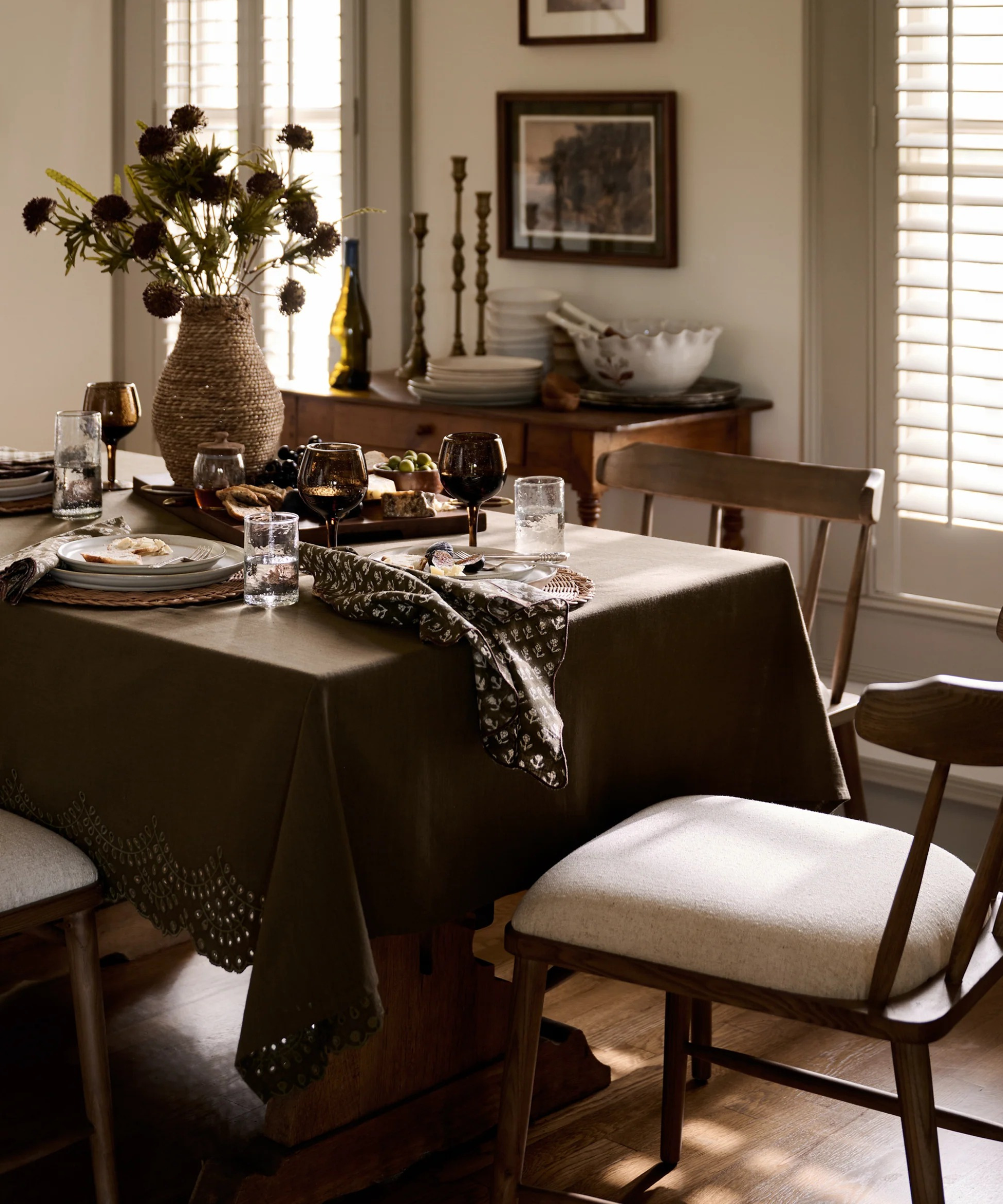 Decorative Thanksgiving table decor ideas for a chic and harvest-inspired tablescape