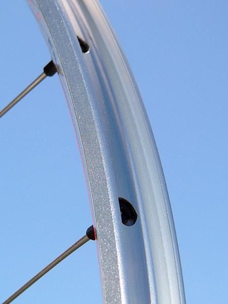 The profile of the new Controle rim bears a striking resemblance to another well-known tubeless-compatible model, complete with shallow bead hooks.