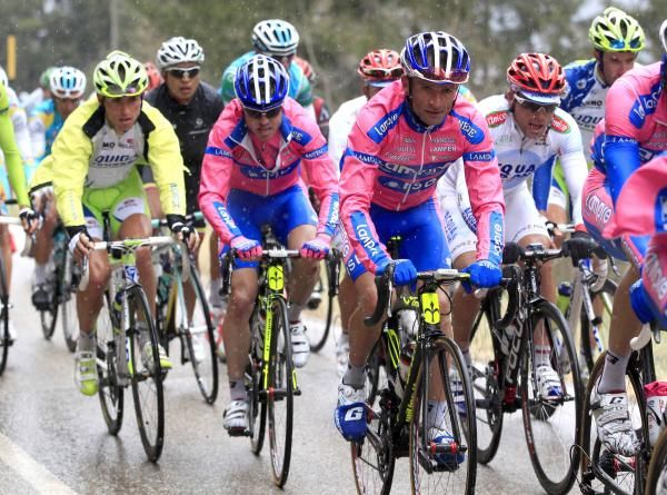 Michele Scarponi (Lampre-ISD) rides with Damiano Cunego on his wheel.